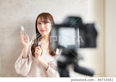 A woman who sells cosmetics on live streaming A woman who sells cosmetics on live streaming 99733081