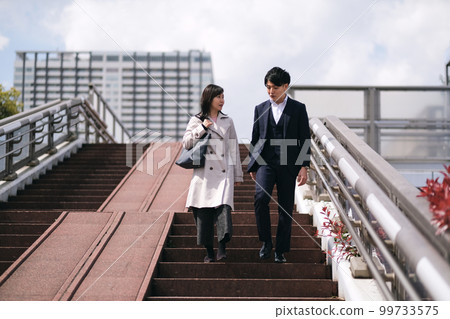 走在戶外的商人和女商人 走在戶外的商人和女商人 99733575