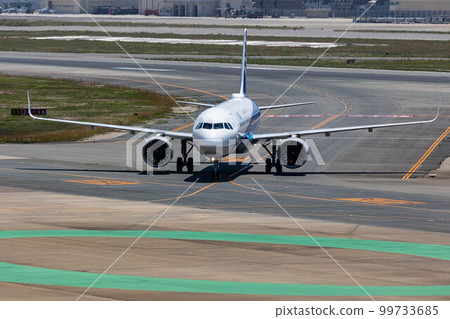 EOSR6.福岡市，用噴氣發動機在柏油路上奔跑。 99733685