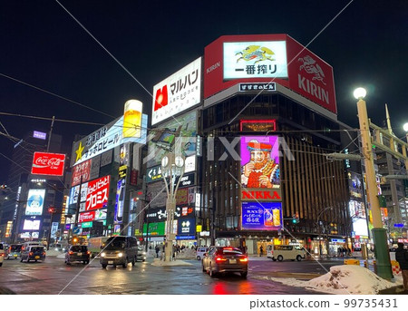 冬季北海道札幌暴風雪中的薄野四丁目十字路口 冬季北海道札幌暴風雪中的薄野四丁目十字路口 99735431
