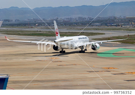 EOSR6.Fukuoka City, JAL is so big that it looks slanted. 99736352
