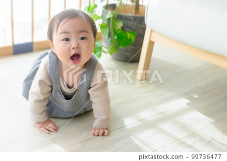 嬰兒說話時爬行 99736477