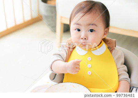 吃健康嬰兒食品複製空間的嬰兒 99736481