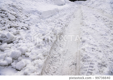 嘎吱嘎吱的雪道 99736640