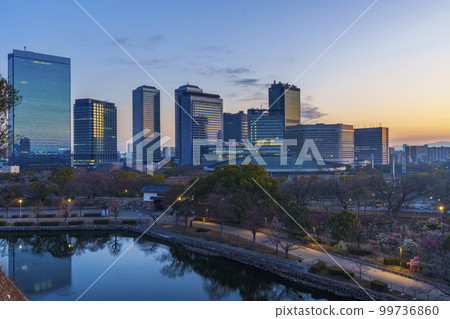 從大阪城月見矢倉遺址看大阪商業園的晨景 99736860