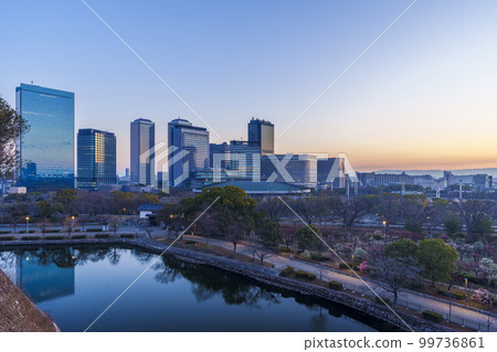 從大阪城月見矢倉遺址看大阪商業園的晨景 從大阪城月見矢倉遺址看大阪商業園的晨景 99736861