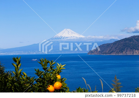 來自伊豆市土肥的富士山和禦寒山 99737218