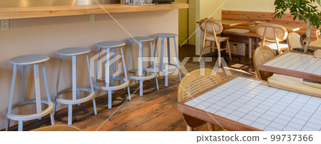 吧台席和餐桌席的餐廳內景 99737366