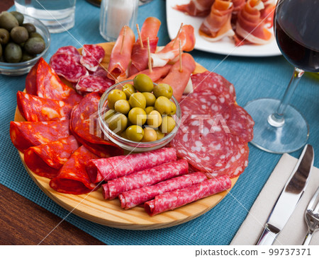 Spanish sausage sliced - chorizo, fuet, jamon, salami, bacon 99737371