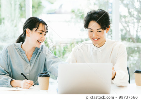 使用個人電腦的大學生（男女） 99737560