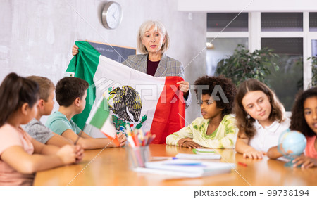 students listen to the teacher who talks about Mexico students listen to the teacher who talks about Mexico 99738194