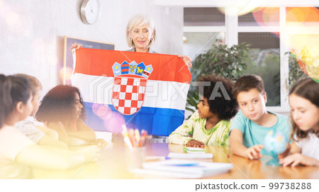 High school teacher tells the pupils the history of Croatia 99738288