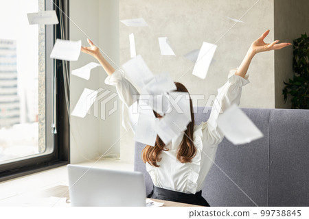 扔收據的女人 99738845