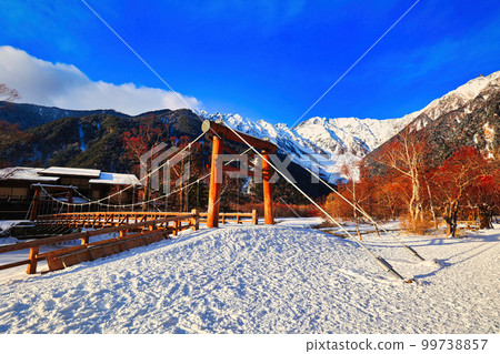 The snow-capped Hotaka Mountains viewed from the Kappa Bridge in Kamikochi 99738857