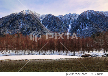 從上高地看到梓川和白雪皚皚的穗高連峰 從上高地看到梓川和白雪皚皚的穗高連峰 99738949