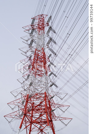 大型高壓輸電塔漆成紅色和白色 99739144