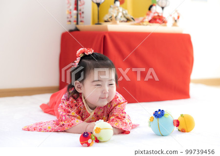 穿著和服的新年假期嬰兒 99739456