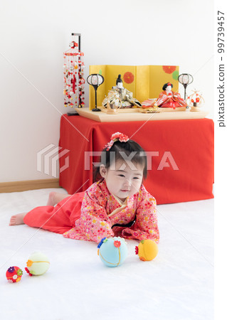 穿著和服的新年假期嬰兒 99739457