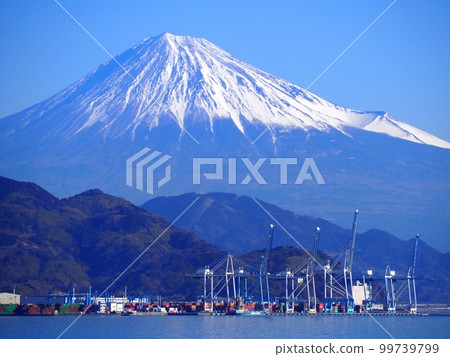 <Shimizu, Shizuoka City> Mt. Fuji over Okitsu Pier seen from Shimizu Port <Shimizu, Shizuoka City> Mt. Fuji over Okitsu Pier seen from Shimizu Port 99739799