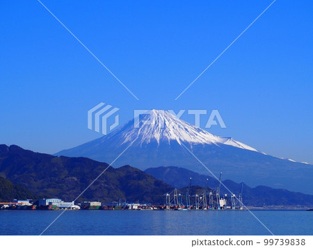<Shimizu, Shizuoka City> Mt. Fuji over Okitsu Pier seen from Shimizu Port 99739838