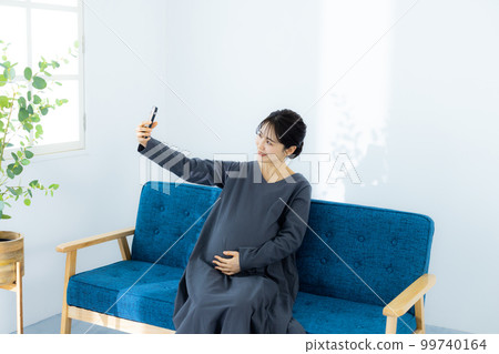 Pregnant woman living room 99740164