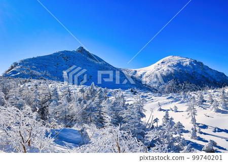Tengudake of the Yatsugatake mountain range covered in snow Tengudake of the Yatsugatake mountain range covered in snow 99740201
