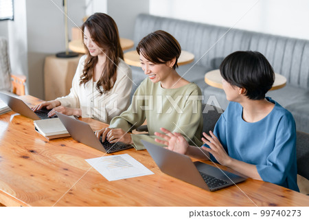 女商人微笑談話個人計算機 99740273