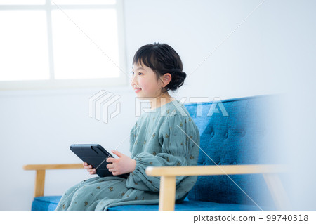 Kids living room tablet 99740318