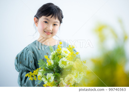 拿著一束含羞草的女孩 拿著一束含羞草的女孩 99740363