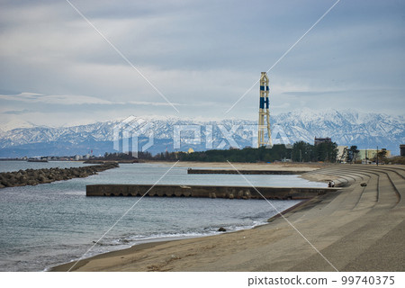 Looking east from Yaezuhama, Toyama City, you can see the Northern Alps Tateyama mountain range 99740375