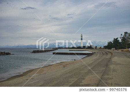 Looking east from Yaezuhama, Toyama City, you can see the Northern Alps Tateyama mountain range 99740376