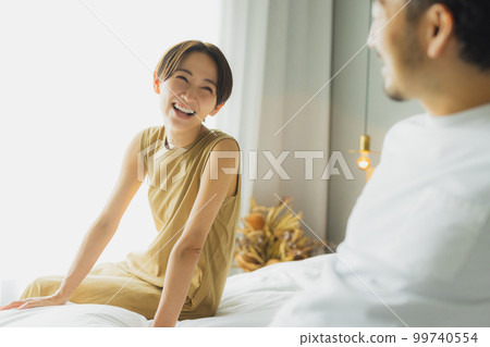 A couple in the bedroom　 99740554