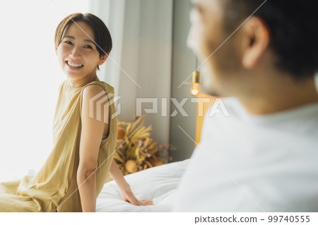 A couple in the bedroom　 99740555