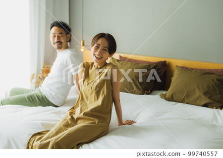臥室裡的一對情侶』 臥室裡的一對情侶』 99740557