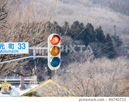在有很多雪的地區經常看到的垂直紅綠燈。 （北海道函館市） 99740733