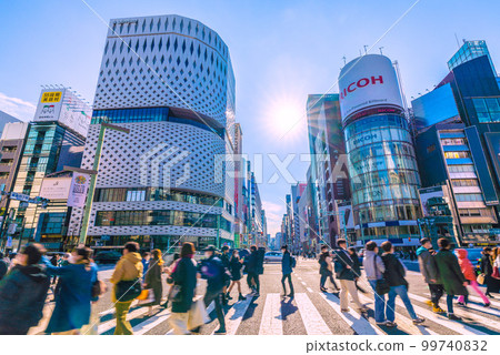 日本的東京城市景觀我想看看電暈災難中的銀座四丁目十字路口。畫面右側是封閉的三愛=20th。 日本的東京城市景觀我想看看電暈災難中的銀座四丁目十字路口。畫面右側是封閉的三愛=20th。 99740832