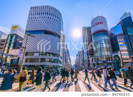 日本的東京城市景觀我想看看電暈災難中的銀座四丁目十字路口。畫面右側是封閉的三愛=20th。 99740833