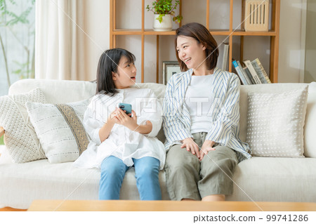 Smartphone parent and child surprised 99741286