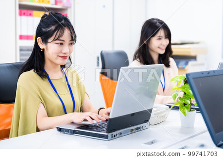 在辦公室做案頭工作的女職員 99741703