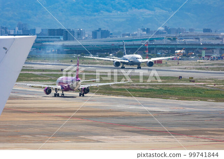 EOSR6.Fukuoka city, parent and child company passing each other. EOSR6.Fukuoka city, parent and child company passing each other. 99741844