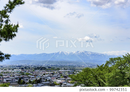 從山形縣南陽市烏干山公園出發,在清新的綠意中 從山形縣南陽市烏干山公園出發,在清新的綠意中 99742351