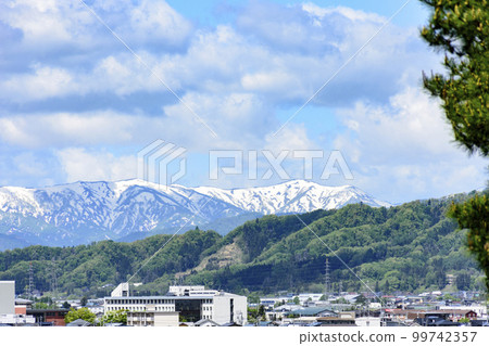 從山形縣南陽市烏干山公園出發，在清新的綠意中 99742357