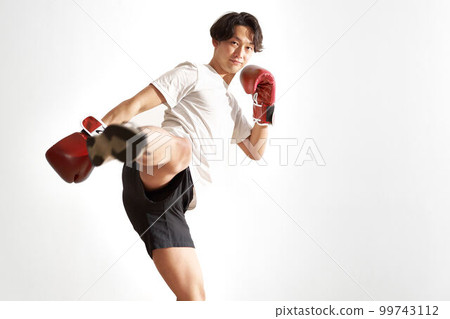 年輕男子踢拳 99743112