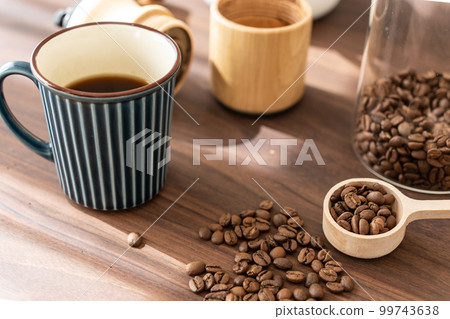 熱咖啡用咖啡豆和咖啡研磨機 熱咖啡用咖啡豆和咖啡研磨機 99743638