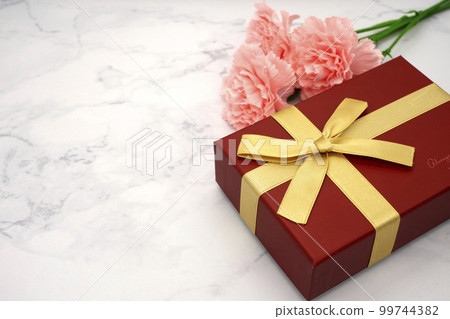 康乃馨和母親節禮物（大理石背景） 99744382