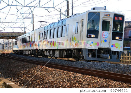 在天空樹線上快速行駛的“天空樹列車” 99744431