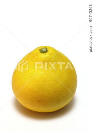 Delicious pomelo (vertical composition) 99745268