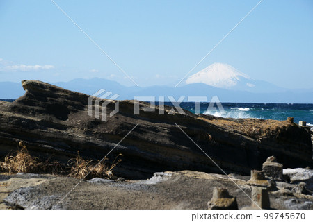 三浦市新井濱海岸暗礁道路富士山 99745670