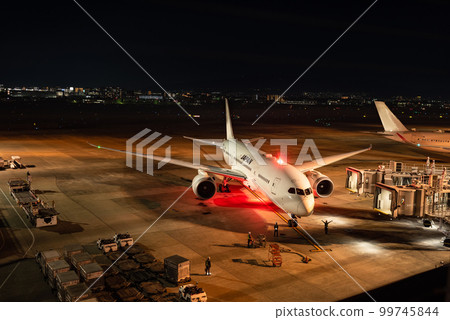 從伊丹機場航站樓室外觀景台看機場夜景 99745844