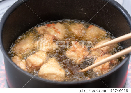 在家裡的 IH 廚房裡做炸雞 99746068